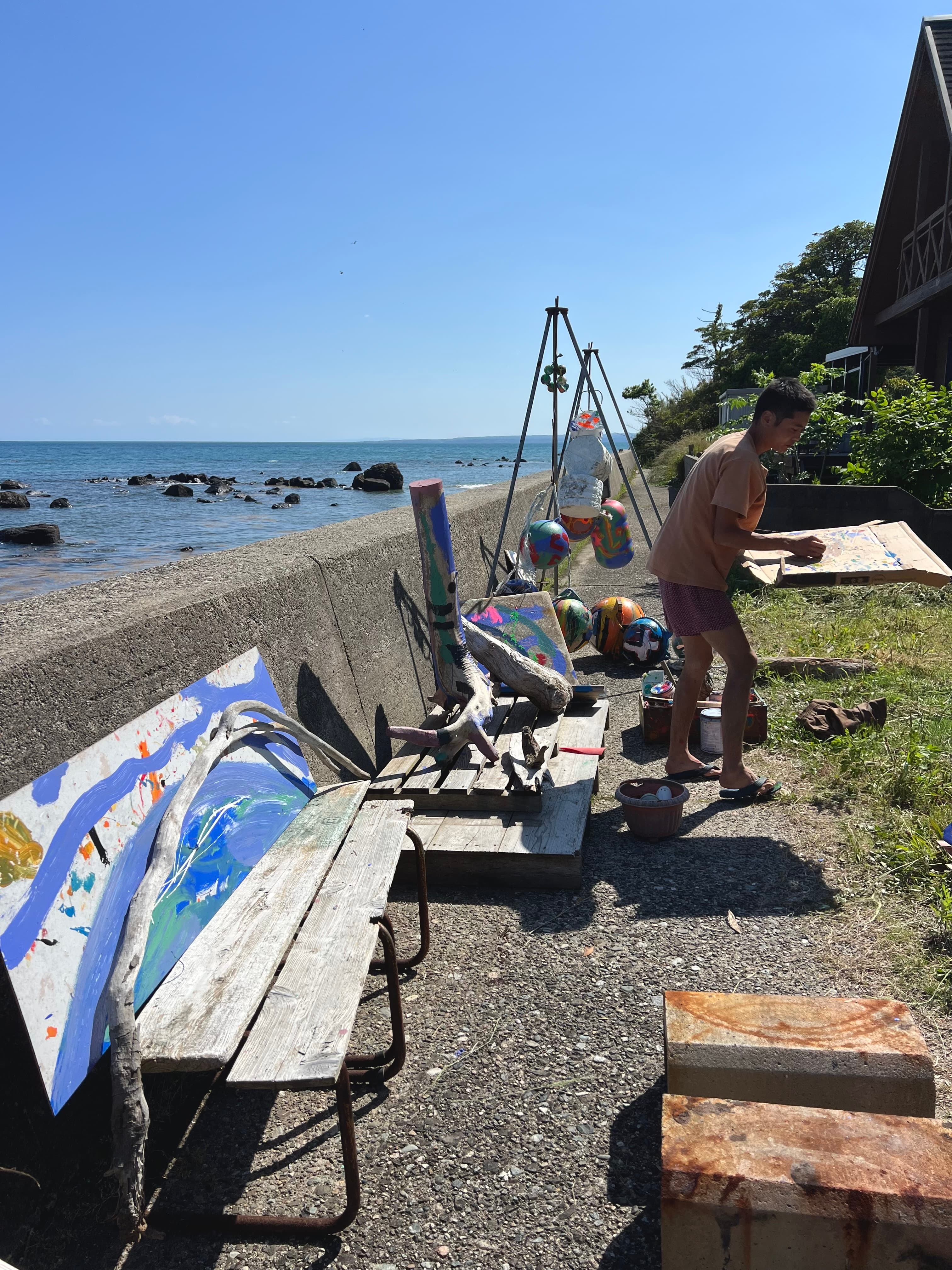 海辺で制作する切道優太郎
